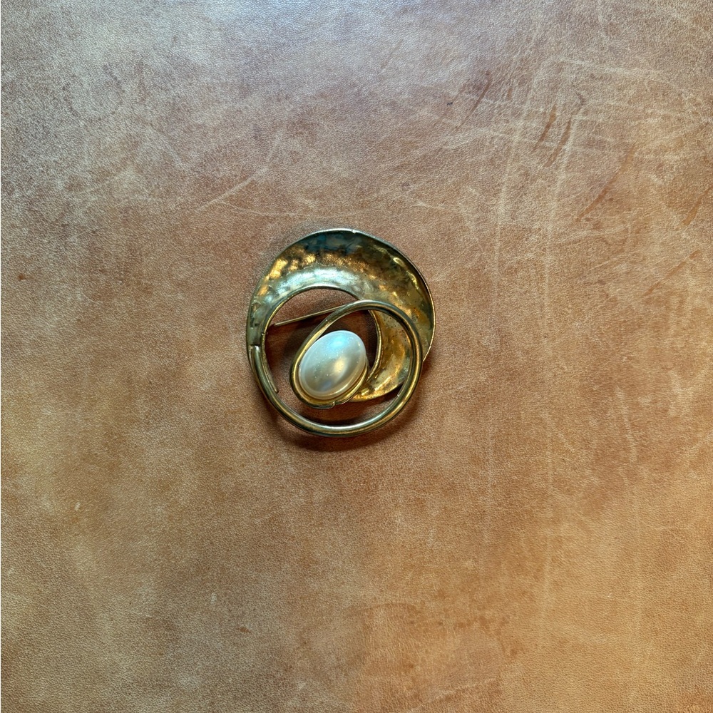 Elegant Gold and Pearl Brooch